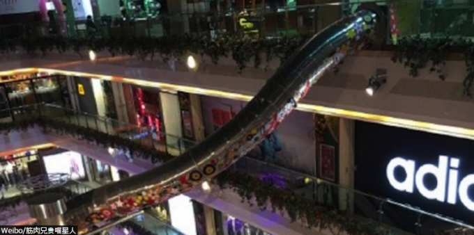 20160218【中国】ショッピングモールに地上5階から1階直通の巨大「すべり台」が登場