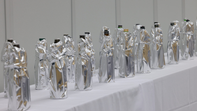 銘柄を完全に隠した「SAKE COMPETITION 2025」の日本酒たち
