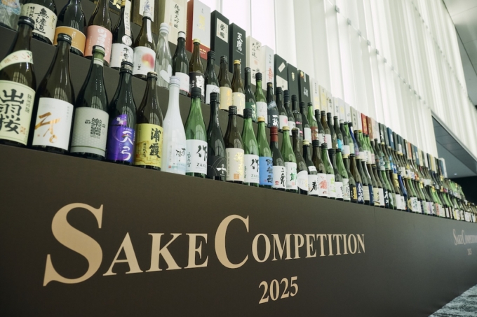 「SAKE COMPETITION 2025」の日本酒が並んだ風景