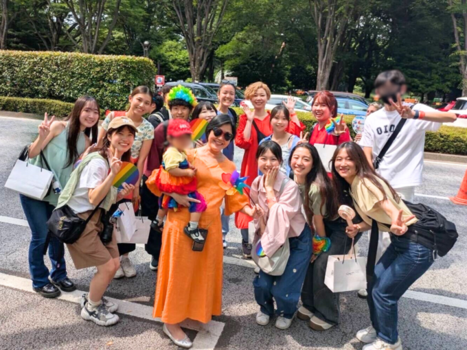 カラフルな衣装を纏った新卒メンバーとサニーサイドアップ 取締役 松本