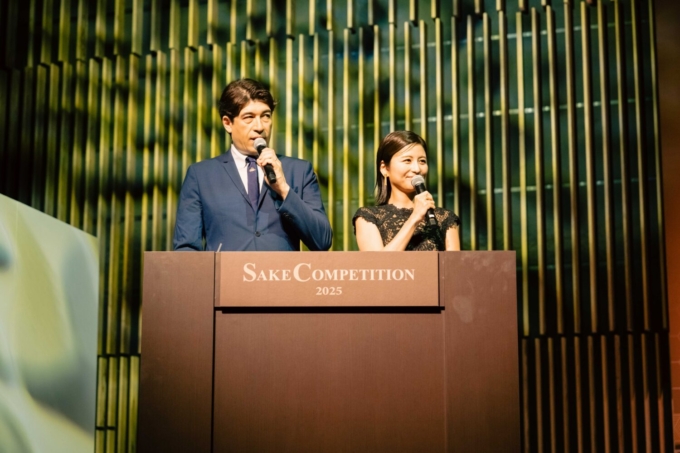 「SAKE COMPETITION 2025」のMCを務める宇賀なつみさんとサッシャさん