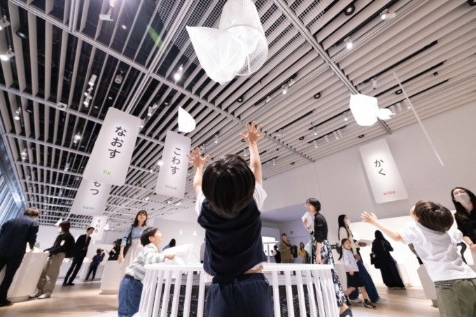 「デザインあ展neo」のアート作品の一つである「るてす」で遊ぶお子さまの様子