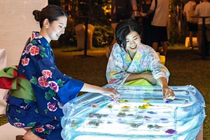 お花が浮かぶ「お花釣り」の様子
