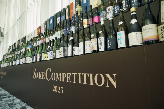 「SAKE COMPETITION 2025」の日本酒が並んだ風景