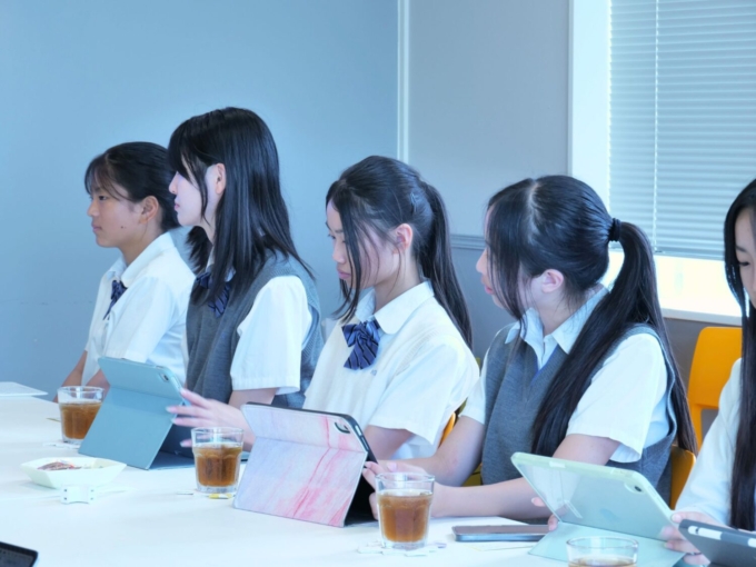 熱心にメモを取りながら積極的に質問をされる、三田国際科学学園の生徒のみなさま