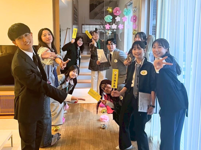 社長宅イベントで、先生に扮して指導を行うサニーサイドアップグループ新卒メンバーの集合写真