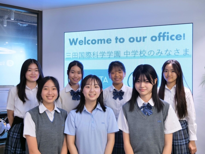 サニーサイドアップグループのオフィスを訪問された、三田国際科学学園のみなさまの集合写真