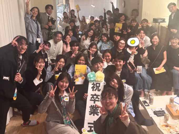 社長宅イベントのフィナーレ、卒業式の集合写真