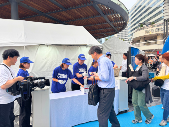 巨大なブルーゲートをくぐった先で、クーリッシュをお渡ししている様子