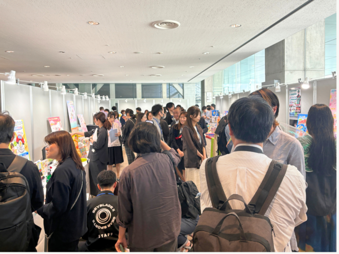 大盛況の「日本おもちゃ大賞」展示ブースの様子