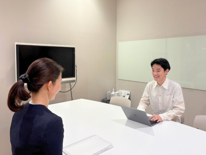 エッグフォワード社による外部研修の「架空アポイントメント」を行うサニーサイドアップグループの新卒メンバー