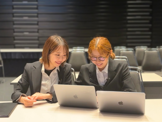 パソコンで作業をするサニーサイドアップのメンバー