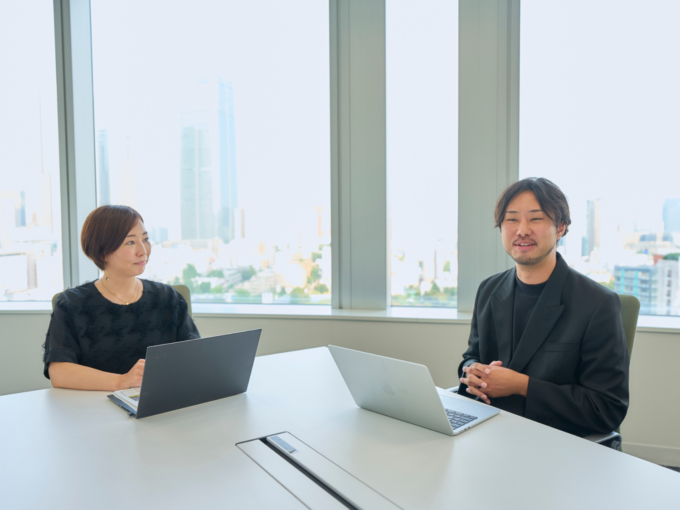 笑い合う森ビル秋葉さまとサニーサイドアップ岩崎の様子