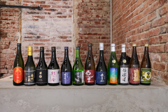 「SAKE COMPETITION 2025」で受賞した日本酒が並ぶ様子