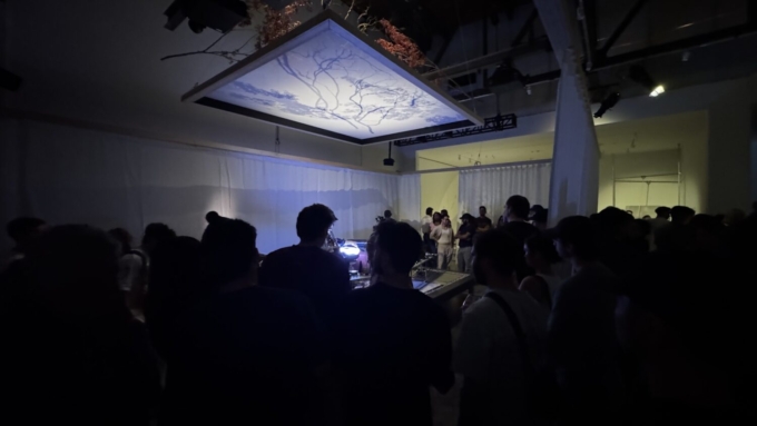 メインの茶室と限定版ターンテーブルHOTARUの様子