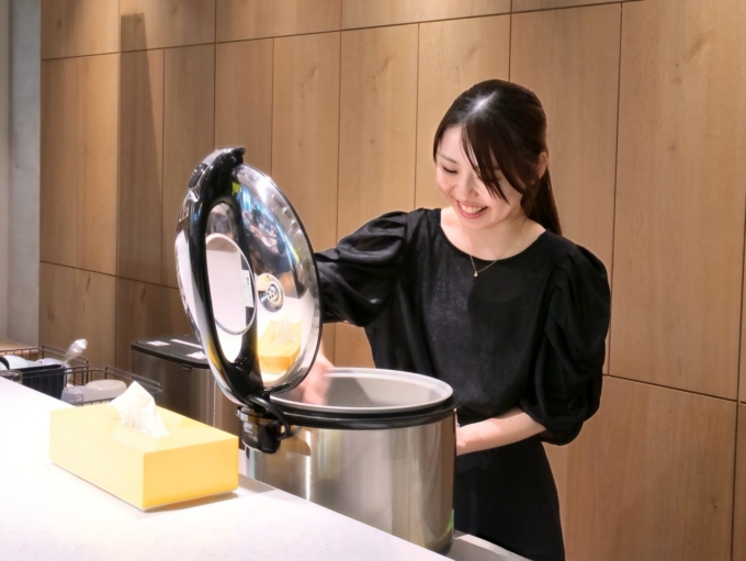 サニーサイドアップグループのキッチンで、ご飯を混ぜる奈良