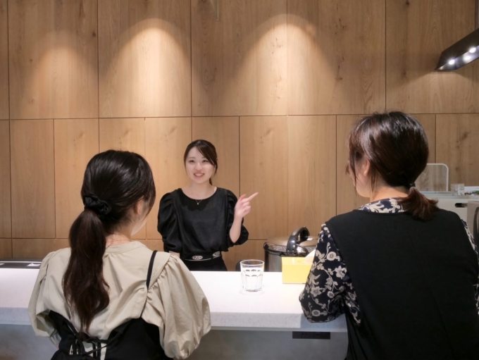 サニーサイドアップのキッチンでメンバーとコミュニケーションをとる奈良