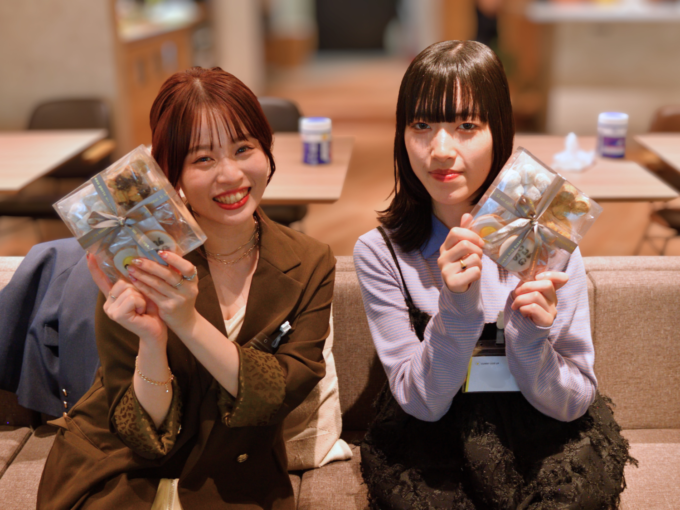 オリジナルクッキーを持つサニーサイドアップグループの内定者
