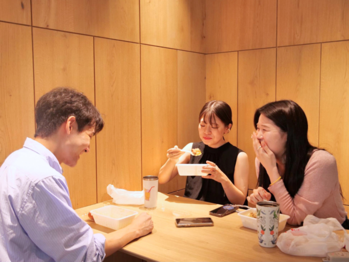 サニーサイドアップ 友森が友人とランチを食べている様子