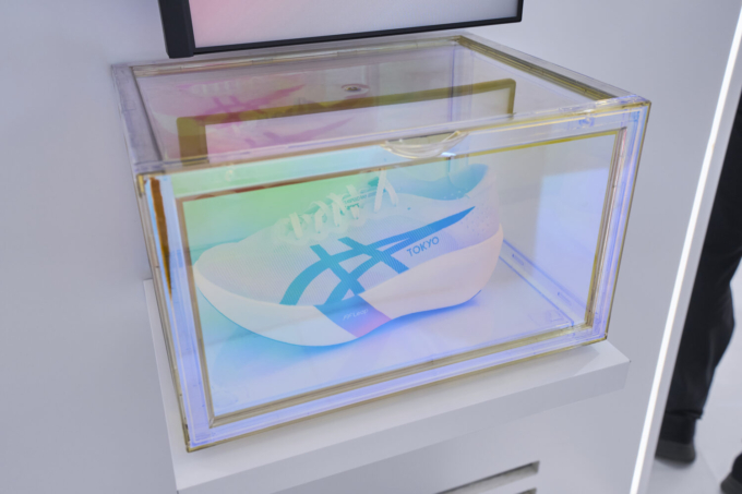 アシックスの厚底ランニングシューズとしては過去最軽量の最新モデル「METASPEED RAY」