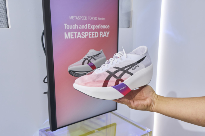 アシックスの厚底ランニングシューズとしては過去最軽量の最新モデル「METASPEED RAY」