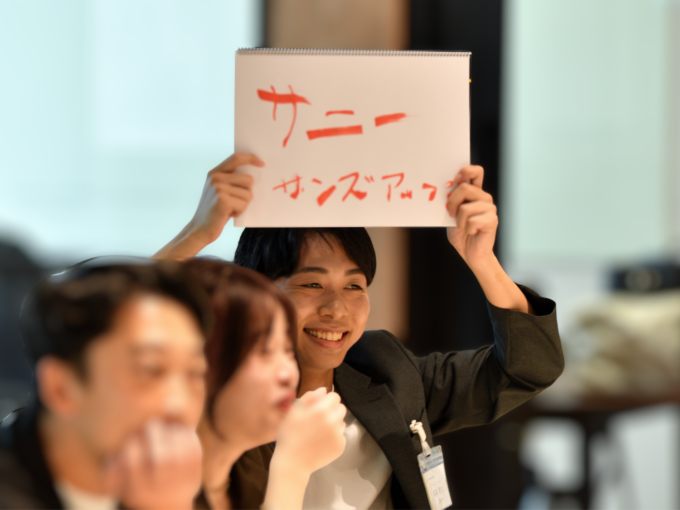 回答をするサニーサイドアップグループの内定者