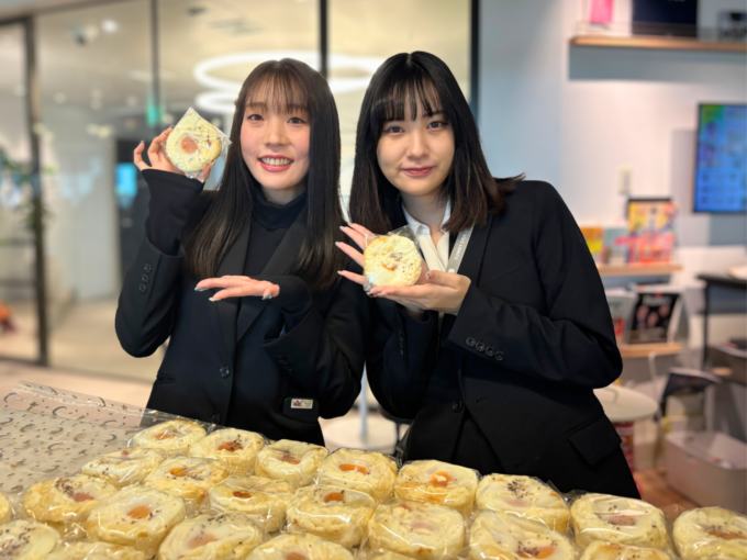 ボンジュール・ボン 中野店さん特製の「クロックマダム」を持ったサニーサイドアップグループのメンバー