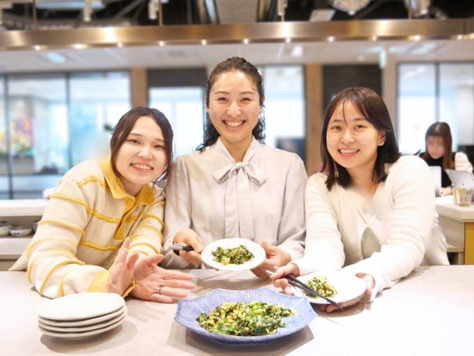 「Next Green Vegetables」の野菜を食べるサニーサイドアップグループのメンバー