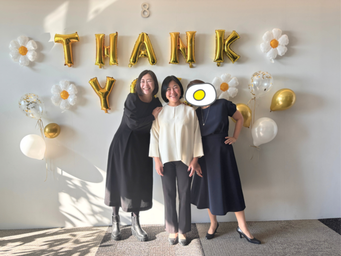 サニーサイドアップグループ シーチャウ・松本・次原のエントランスでの集合写真