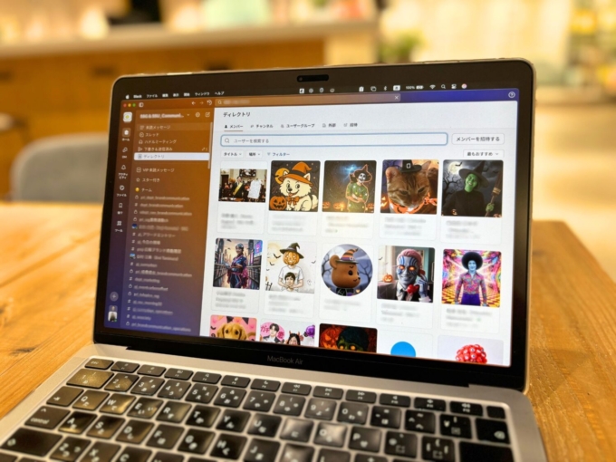 Slack画面にずらりと並んだAI仮装画像の様子