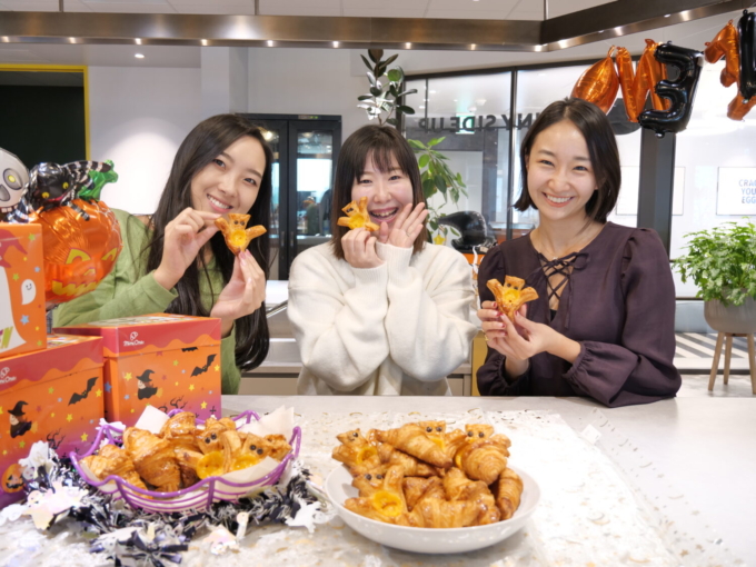 ドンクのハロウィンゴースト＆ミニクロワッサンを手に取るサニーサイドアップグループのメンバー