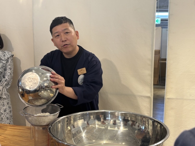 アコメヤお米コンシェルジュが米に関する説明をしている様子