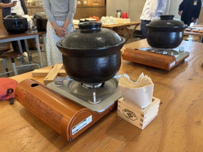 AKOMEYA TOKYOのお米の「利きの会」で、米が炊けるのを待っている様子