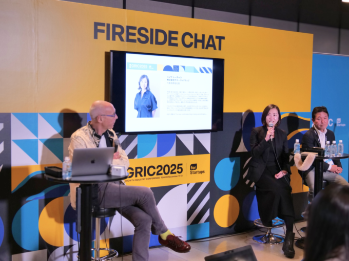 国内最大級の成長産業カンファレンス GRIC2025に登壇した、サニーサイドアップのシーチャウがトークを行う様子
