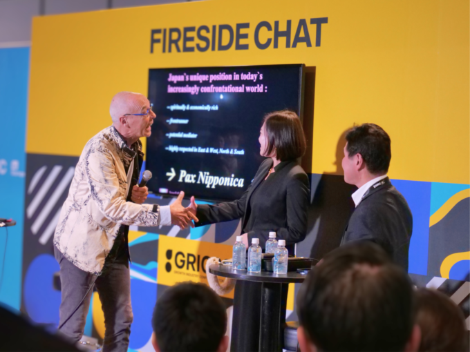 国内最大級の成長産業カンファレンス GRIC2025に登壇した、サニーサイドアップのシーチャウとイェスパー様が握手を行う様子
