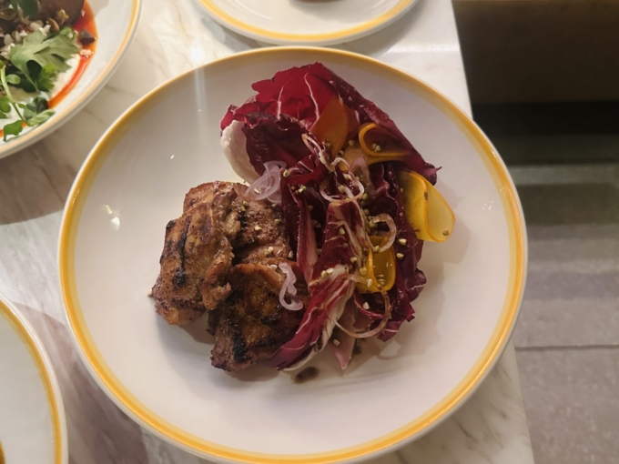 グリルドチキンサラダ-ラディッキオ、アンディーブ、柿、チャイニーズビネガードレッシング