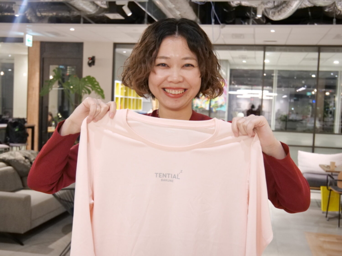 MVPの水上がTENTIALのBAKUNEを持つ様子