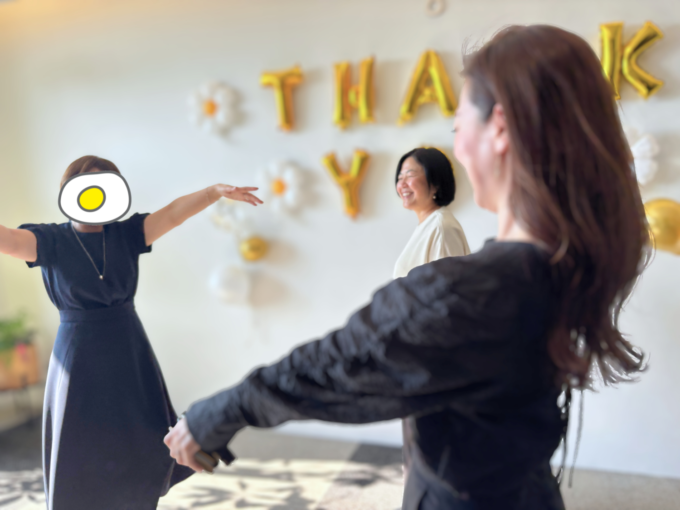 メンバーとハグを行うサニーサイドアップグループ 代表取締役社長 次原