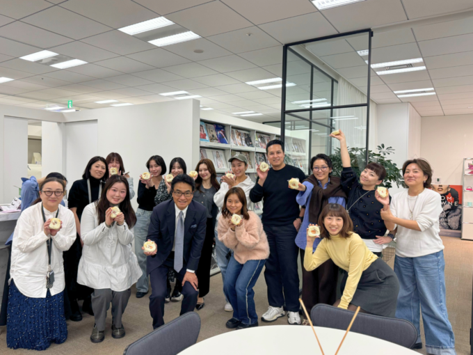 クロックマダムを持つステディ スタディのメンバーたち