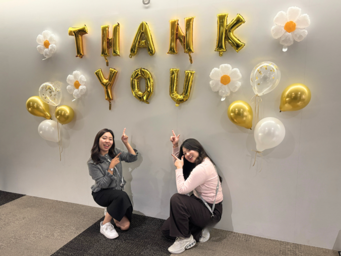 サニーサイドアップグループのメンバーが装飾をしたエントランスでの記念写真