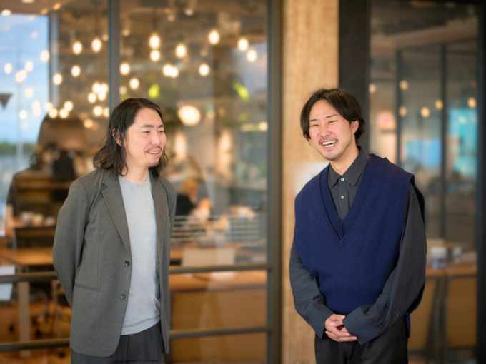 サニーサイドアップの岩崎とAI・リレーションズ・アドバイザーに就任した深津貴之が微笑み合う様子