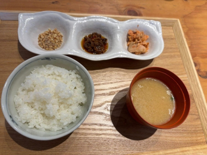 ご飯のお供にぴったりなアコメヤ商品と、お味噌汁