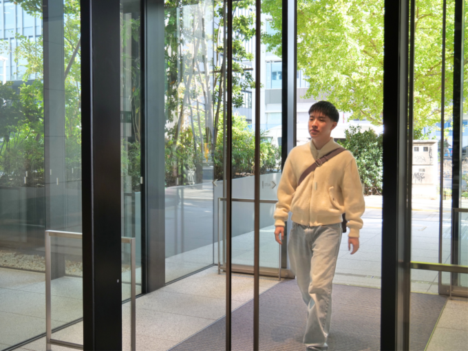 ステディスタディ 宮平が出社する様子