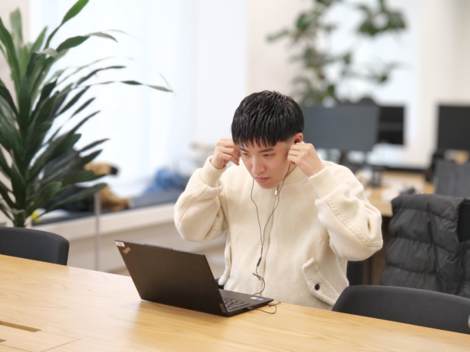 ステディスタディ 宮平がオンラインミーティングを行う様子