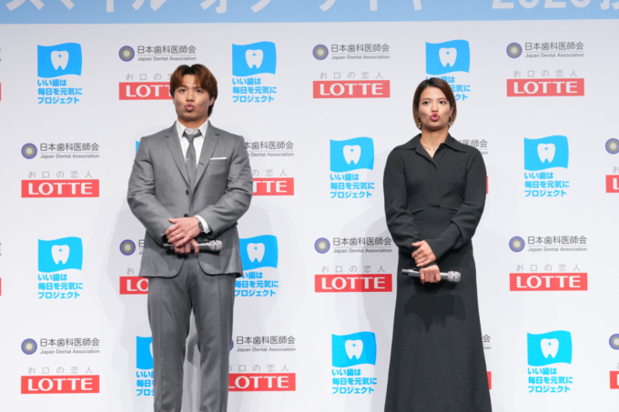 あいうべ体操を行う阿部兄弟