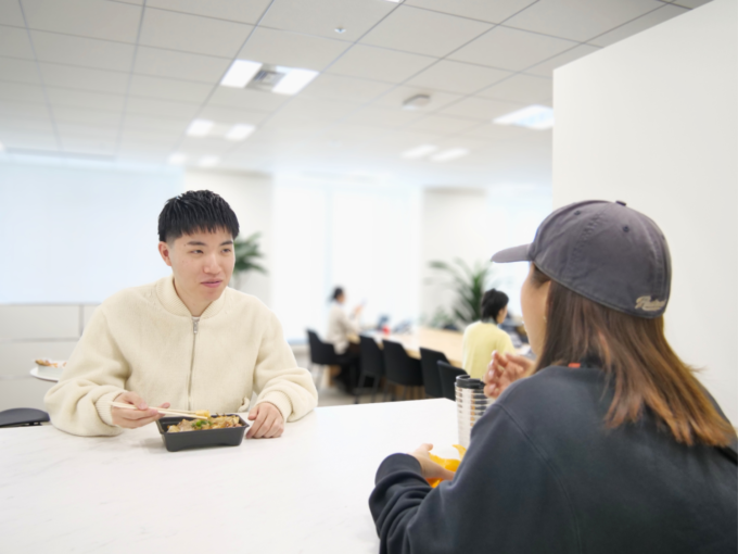 ステディスタディ 宮平がメンバーとランチをする様子