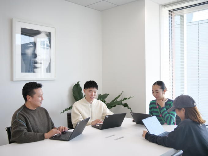 ステディスタディ 宮平がメンバーとチームミーティングを行う様子