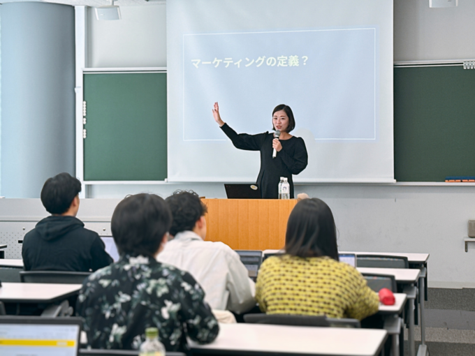 明治大学駿河台キャンパスの少数精鋭 特別クラスで講義をするサニーサイドアップ代表取締役社長 シーチャウ