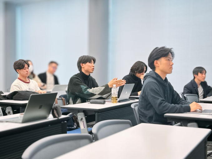 明治大学駿河台キャンパスの少数精鋭 特別クラスで質問が飛び交う様子