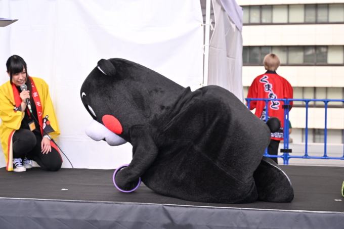 熊本県の営業部⻑兼しあわせ部⻑・くまモンのステージコンテンツの様子